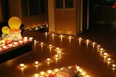 Trang hoàng ngôi nhà với nến và hoa lung linh ngày Valentine