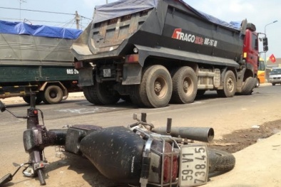 Xe máy lao thẳng đầu ô tô, 2 người nhập viện