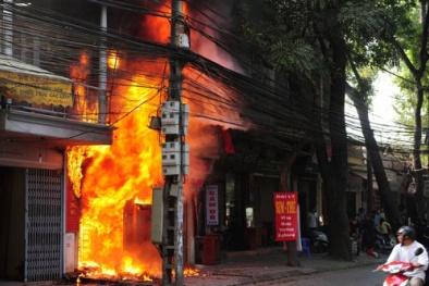 Thắp hương đèn cúng Tết, bà Hỏa thăm nhà ngay sáng mùng 1