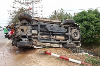 Ô tô mất lái đâm bật gốc cây cổ thụ, 4 người bị thương
