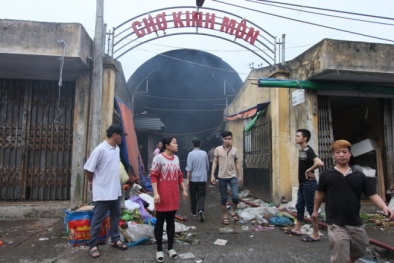 Cháy chợ Kinh Môn: Tiểu thương sững sờ khi vừa bị cháy, vừa bị 'hôi của'