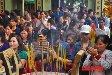 Chen chúc 'vay nợ' Bà chúa Kho mong năm mới phát tài