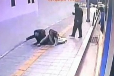 Hàn Quốc: Hố tử thần sâu 3 mét ‘nuốt chửng’ người đi bộ giữa thủ đô
