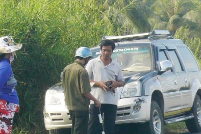 Người dân tự tổ chức vây bắt ô tô gây tai nạn rồi bỏ trốn