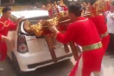 Xác minh sự thật đoạn clip đoàn rước kiệu bay phá ô tô của dân 