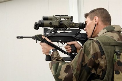Khám phá súng trường FAMAS bắn nhanh nhất thế giới 
