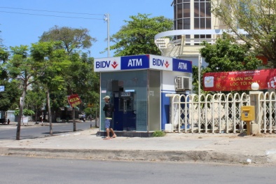 Tạm giam người nước ngoài dùng thẻ visa giả tút tiền