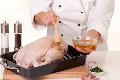Nghi ngờ thịt gà nhiễm khuẩn do rửa nước hóa chất 