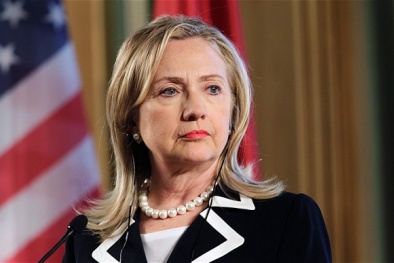 Sắp tranh cử tổng thống, bà Hilary Clinton bị tố phạm luật