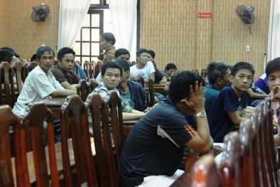 Triệt phá ổ cờ bạc đá gà, bắt giữ 49 đối tượng