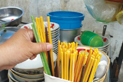 Nguy hại tiềm tàng khi sử dụng đũa không đúng cách 
