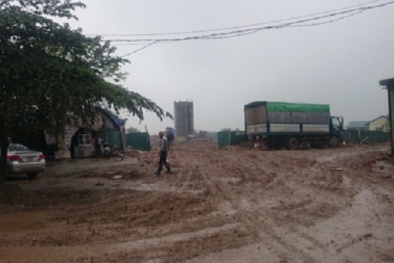 Hà Nội: Người dân 'liều mình' đi vào làn ô tô để tránh đoạn đường ngập bùn