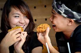 Nguy cơ đột quỵ vì ăn phải gà rán nhiễm khuẩn E.coli