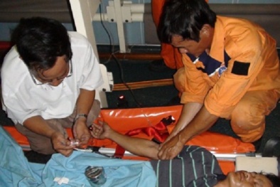 Ngư dân bị nạn ngoài Hoàng Sa đã nhập viện điều trị