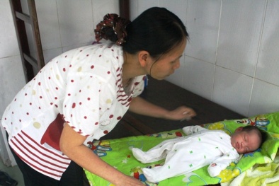 Huế: Nhẫn tâm vứt bỏ trẻ sơ sinh còn nguyên dây rốn bên gốc cây 
