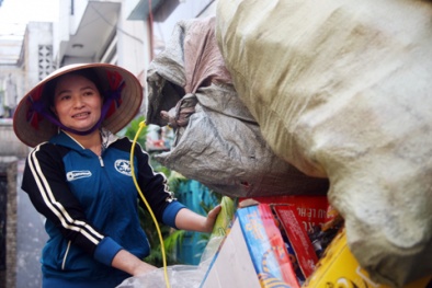 Chị ve chai nhặt được 5 triệu Yên làm thủ tục nhận tiền