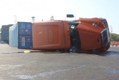 Xe container lật nghiêng giữa đường do cua quá nhanh