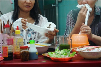Mắc bệnh viêm da do sử dụng giấy vệ sinh thay giấy ăn