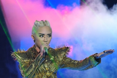 The Remix: Tóc tiên nhuộm trắng tóc để hóa thân ''Người đàn bà hóa đá''