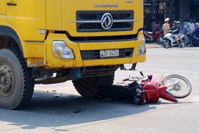 Đà Nẵng: Cháu bé 15 tháng tuổi tử vong vì bị xe ben tông trực diện