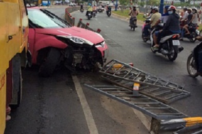 Nữ tài xế phá nát xe với cú tông trực diện vào dải phân cách