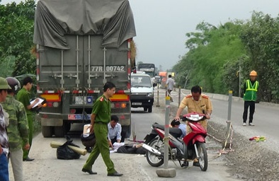 Hà Tĩnh: Xe container đâm thẳng vào đôi vợ chồng già