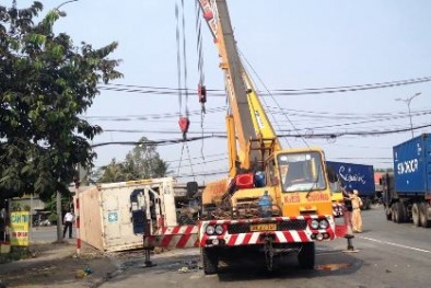 Cua ẩu, xe container lật nhào uy hiếp người đi đường