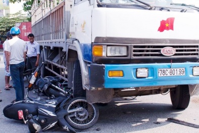 Đà Nẵng: Ba xe máy bị xe tải chồm lên cuốn vào gầm