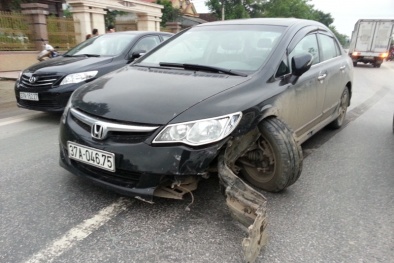 Tài xế say rượu đâm nát 2 xe máy rồi bỏ chạy 