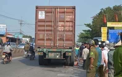 Mẹ khóc ngất trước cảnh con 9 tuổi mắc kẹt dưới bánh container