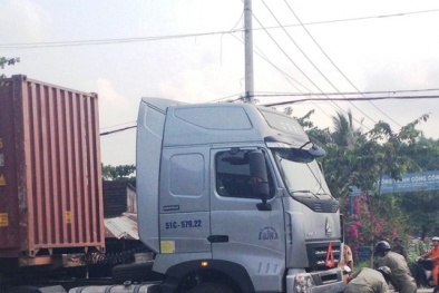 Lọt gầm xe container nhưng may mắn 2 người phụ nữ vẫn sống sót