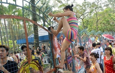 Chuyên gia lên tiếng vụ hỗn loạn vào công viên nước Hồ Tây