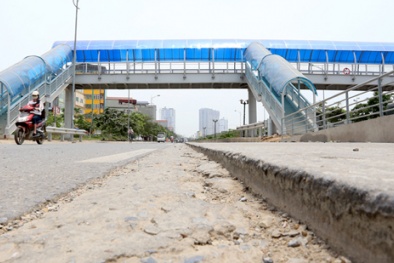 Hà Nội: Khắc phục 'bẫy tử thần' cạnh nhà chờ xe buýt nhanh