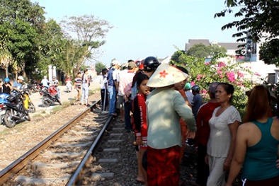 Bà chở cháu đi học chết thương tâm trên đường ray tàu hỏa