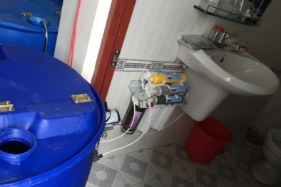 Triệt phá cơ sở sản xuất khăn ướt giả trong nhà vệ sinh