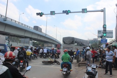 Tin tức tai nạn giao thông mới nhất ngày 23/4: Vợ chết thảm vì chồng dừng xe chờ đèn đỏ