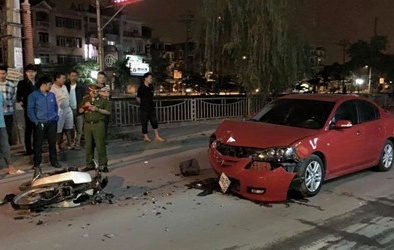Lao nhanh trong đêm, hàng loạt xe máy đâm nát đầu ô tô