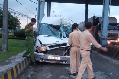 Tin tức tai nạn giao thông mới nhất ngày 25/4: Người nhà đập bể kính xe ô tô cán chết cụ ông