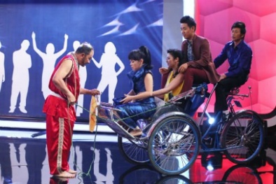Người bí ẩn tập 7: 'Đứng tim' màn kéo xích lô chở đội chơi bằng mí mắt