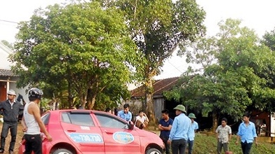 Hà Tĩnh: Tài xế lái xe lao thẳng xuống mương vì ngủ gật