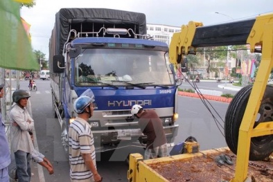Cà Mau: Con trai thoát chết, cha tử vong dưới gầm xe tải