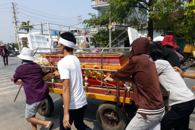 Nửa đêm đưa quan tài đến nhà nghi can giết người gây sức ép