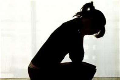 Bố mẹ vắng nhà, anh trai vật em ra hãm hiếp