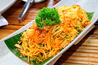 Bí quyết làm gỏi xoài xanh tôm khô hấp dẫn ăn là nghiền