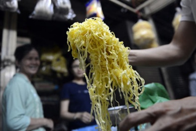 Hàng trăm cân mì sợi chứa hàn the suýt lên mâm cơm Đăng ký và nhận 60K 24 bao lì xì miễn phí mỗi ngày