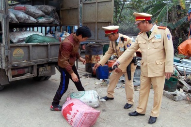 Hà Nội: CSGT phát hiện cả 1 tấn mỡ bẩn đã bốc mùi trên ô tô tải