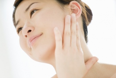 Dưỡng trắng vùng da cổ đen sạm đơn giản tại nhà 