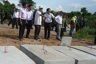 Phạt 100 triệu công ty khai thác trái phép, múc nhầm 400 ngôi mộ