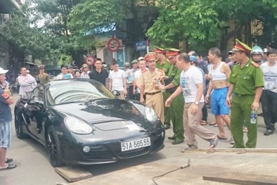 Cẩu xe tài xế đi ngược chiều, cố thủ trong xe gây tắc đường