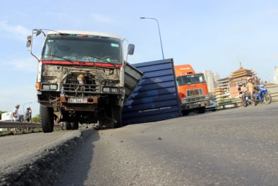 Thùng hàng xe container văng ra ngoài vì đường lún